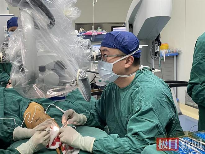 细如发丝的淋巴管遭堵塞超显微镜下为老人重建“新通道”消水肿